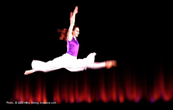 1/40th of a second - grande jet - Katie Cowan in City in Motion at the GEM, Spring 2006 - no continuous drive, ever!